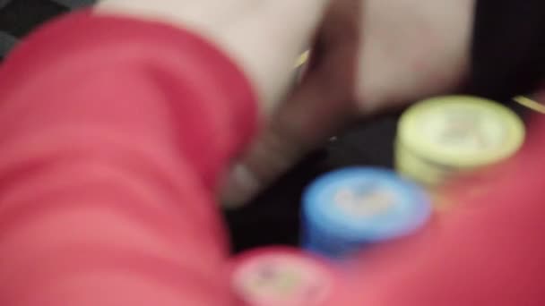 Chips tout en jouant au poker dans un casino. Gros plan. Jeux d'argent — Video