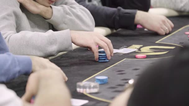 Chips tout en jouant au poker dans un casino. Gros plan. Jeux d'argent — Video