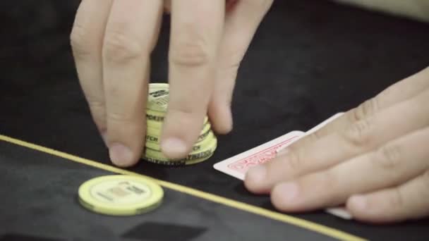 在赌场打扑克的时候吃薯片 8.特写。 赌博 — 图库视频影像
