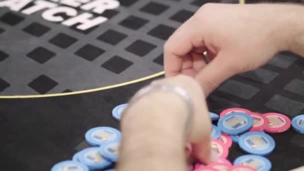 Chips tijdens het spelen van poker in een casino. Een close-up. Gokken — Stockvideo