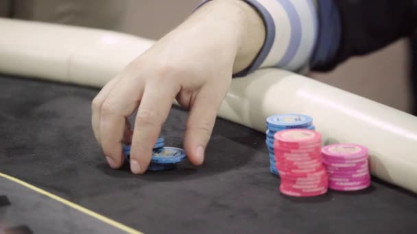 Chips tout en jouant au poker dans un casino. Gros plan. Jeux d'argent — Video