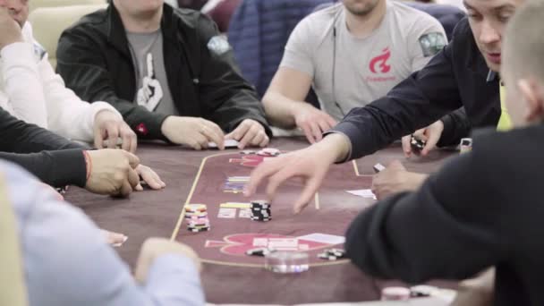 Μάρκες ενώ παίζετε πόκερ σε ένα καζίνο. Κοντινό πλάνο. Τυχερά παιχνίδια — Αρχείο Βίντεο