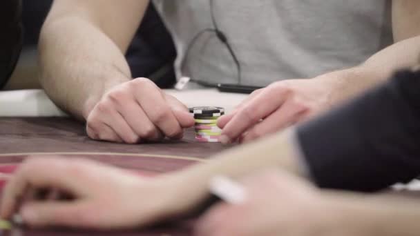 Chips beim Pokerspielen in einem Casino. Nahaufnahme. Glücksspiel — Stockvideo