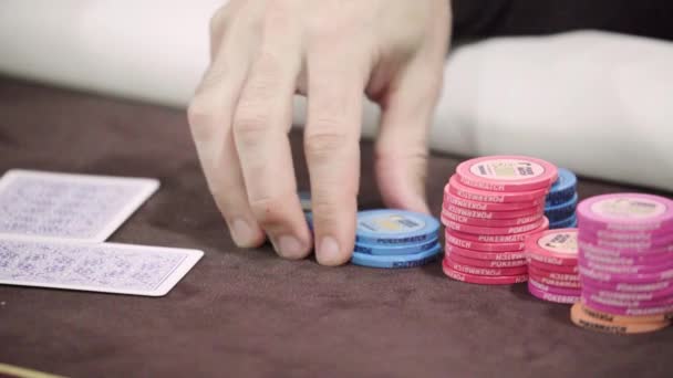 Chips saat bermain poker di kasino. Close-up. Judi — Stok Video