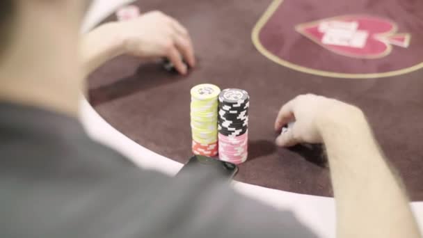 Chips beim Pokerspielen in einem Casino. Nahaufnahme. Glücksspiel — Stockvideo