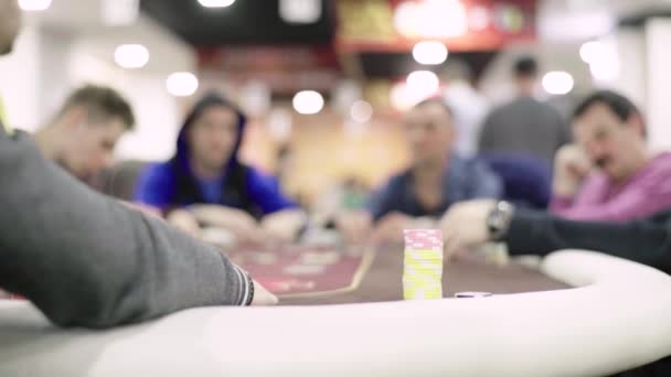 Chips tout en jouant au poker dans un casino. Gros plan. Jeux d'argent — Video