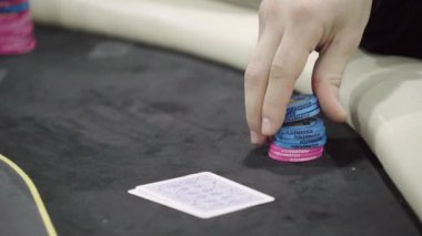 Kumarhanede poker oynarken çipler. Yakın plan. Kumar.