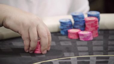 Kumarhanede poker oynarken çipler. Yakın plan. Kumar.