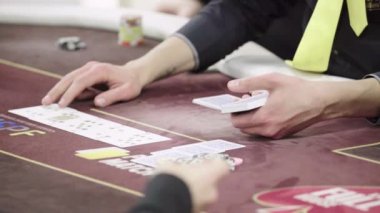 Kumarhanede poker oynarken kart oynamak. Yakın plan. Kumar.