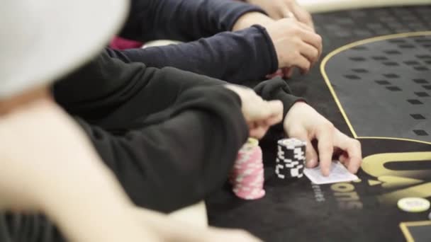 Chips podczas gry w pokera w kasynie. Zbliżenie. Hazard — Wideo stockowe
