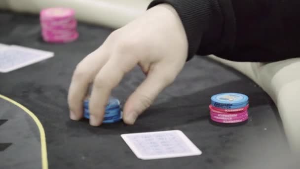 Chips beim Pokerspielen in einem Casino. Nahaufnahme. Glücksspiel — Stockvideo