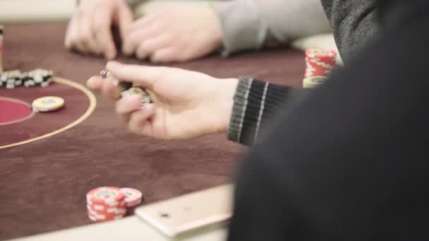 Чипы во время игры в покер в казино. Крупный план. Азартные игры — стоковое видео