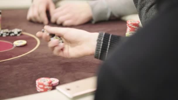 Chips beim Pokerspielen in einem Casino. Nahaufnahme. Glücksspiel — Stockvideo