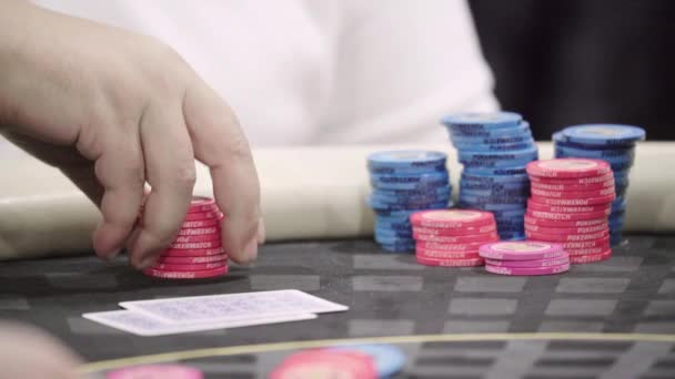 Chips tijdens het spelen van poker in een casino. Een close-up. Gokken — Stockvideo