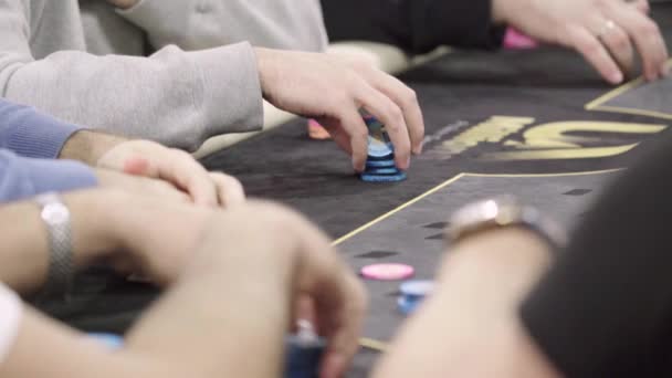 Žetony při hraní pokeru v kasinu. Detailní záběr. Hazard — Stock video