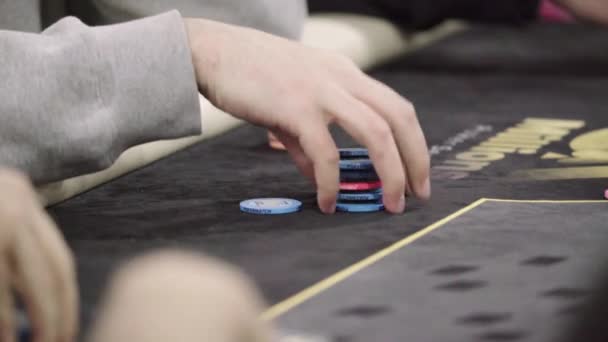 Chips tout en jouant au poker dans un casino. Gros plan. Jeux d'argent — Video