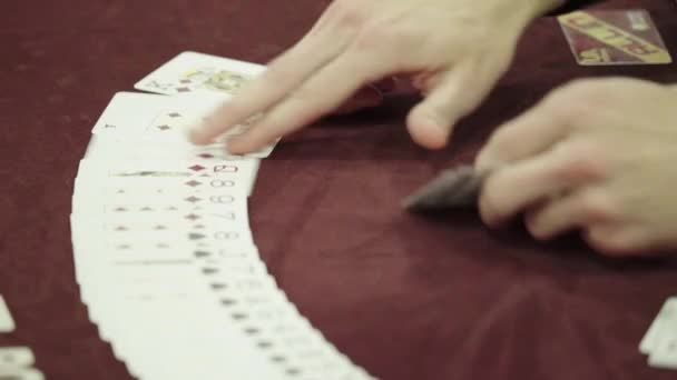 Cartes tout en jouant au poker dans un casino. Gros plan. Jeux d'argent — Video