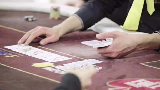 Tarjetas mientras juega al póquer en un casino. Primer plano. Juegos de azar — Vídeos de Stock