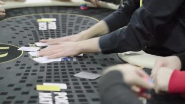 Kumarhanede poker oynarken kart oynamak. Yakın plan. Kumar.