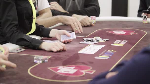 Kaarten tijdens het spelen van poker in een casino. Een close-up. Gokken — Stockvideo