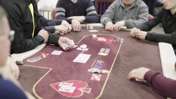Kaarten tijdens het spelen van poker in een casino. Een close-up. Gokken — Stockvideo