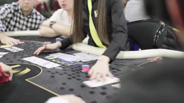 Карты во время игры в покер в казино. Крупный план. Азартные игры — стоковое видео