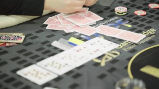 Tarjetas mientras juega al póquer en un casino. Primer plano. Juegos de azar — Vídeos de Stock