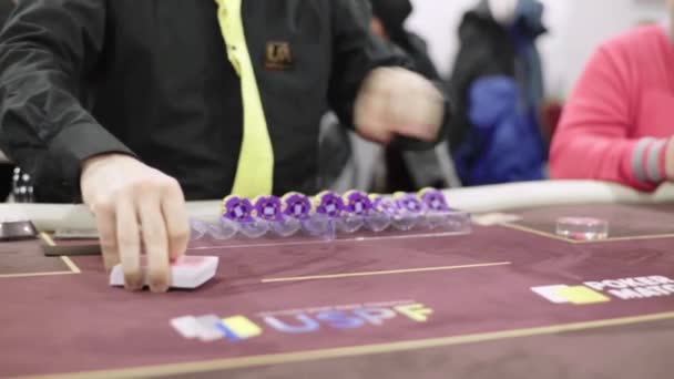 Kaarten tijdens het spelen van poker in een casino. Een close-up. Gokken — Stockvideo