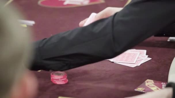 Cartes tout en jouant au poker dans un casino. Gros plan. Jeux d'argent — Video