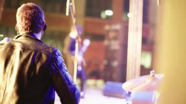 Sahnede davul çalan bir erkek davulcu. Kyiv. Ukrayna