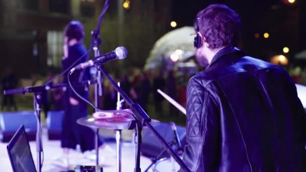 Mannelijke drummer op het podium tijdens een concert op de drum. Kiev. Oekraïne — Stockvideo