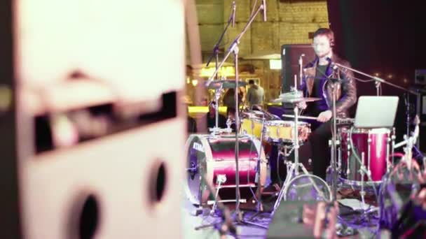 Mannelijke drummer op het podium tijdens een concert op de drum. Kiev. Oekraïne — Stockvideo