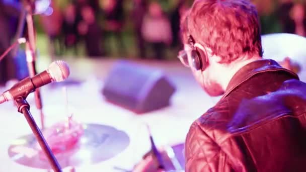 Mężczyzna perkusista na scenie na koncercie grający na perkusji. Kijów. Ukraina — Wideo stockowe