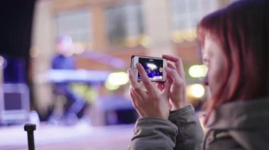 KYIV, UKRAINE - 23 Nisan 2017. Sahnenin yakınındaki bir konserde kız hayranı. Kyiv. Ukrayna