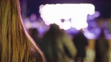 Sahnenin yakınındaki bir konserde kız hayranı. Kyiv. Ukrayna