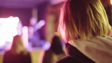 Sahnenin yakınındaki bir konserde kız hayranı. Kyiv. Ukrayna