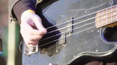 Erkek elektro gitarist sahnede. Kyiv. Ukrayna