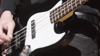 Erkek elektro gitarist sahnede. Kyiv. Ukrayna