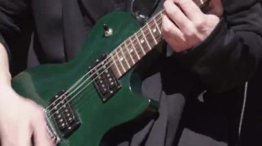 Erkek elektro gitarist sahnede. Kyiv. Ukrayna