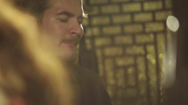 Müzisyen barda akordeon çalar. Kyiv. Ukrayna