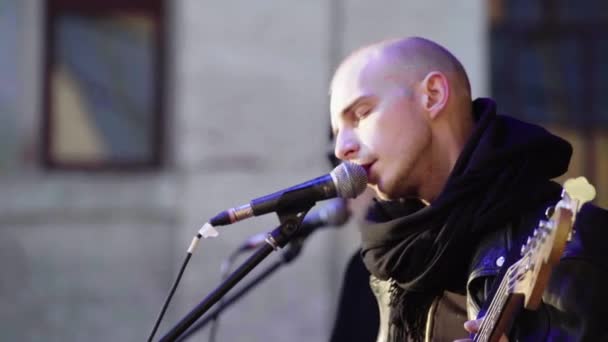 Férfi énekes a színpadon egy koncert alatt. Kijevben. Ukrajna — Stock videók