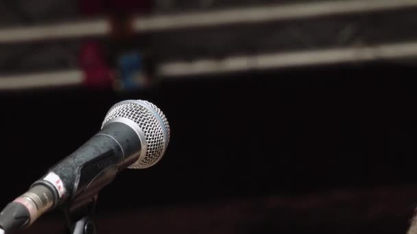 Cantante masculino en el escenario durante un concierto. Kiev. Ucrania — Vídeos de Stock