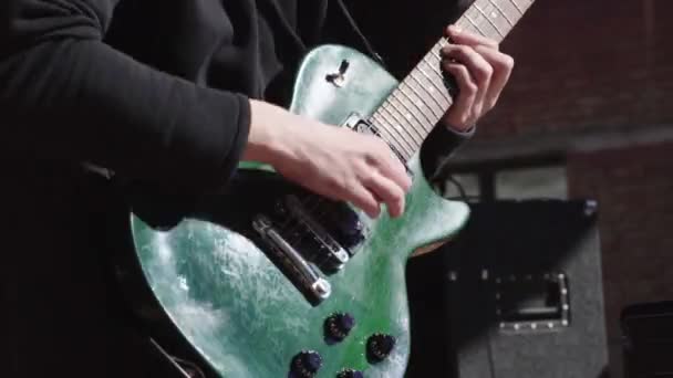 Guitare électrique masculine sur scène. Kiev. Ukraine — Video