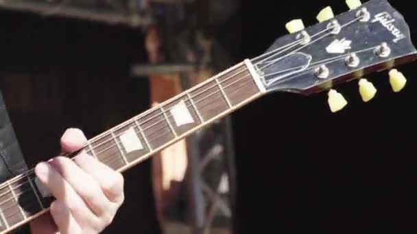 Mężczyzna gitarzysta elektryczny na scenie. Kijów. Ukraina — Wideo stockowe