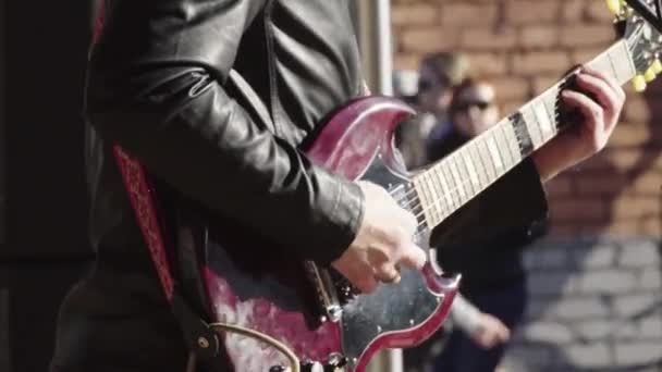 남성 전기 기타 연주자 가 무대에 있습니다. Kyiv. 우크라 이나 — 비디오