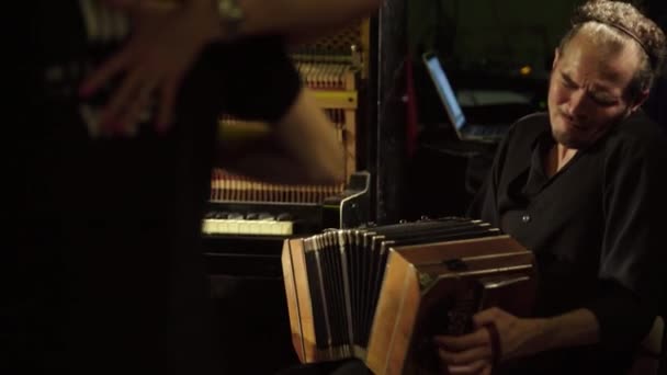 Музыкант играет на аккордеоне в баре. Киев. Украина — стоковое видео