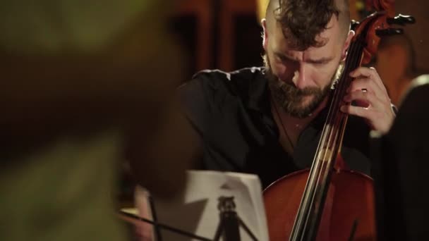 En man spelar cello i en bar. Kiev. Ukraina. — Stockvideo