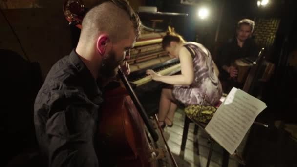 Een man speelt cello in een bar. Kiev. Oekraïne. — Stockvideo