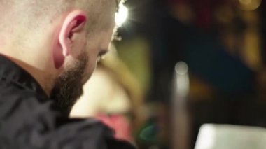 Adamın biri barda çello çalıyor. Kyiv. Ukrayna.