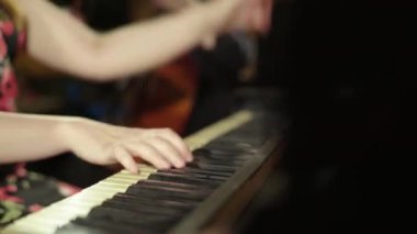 Kadın müzisyen bir barda piyano çalıyor. Kyiv. Ukrayna